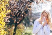 Frau mit Heuschnupfen frau-mit-heuschnupfen